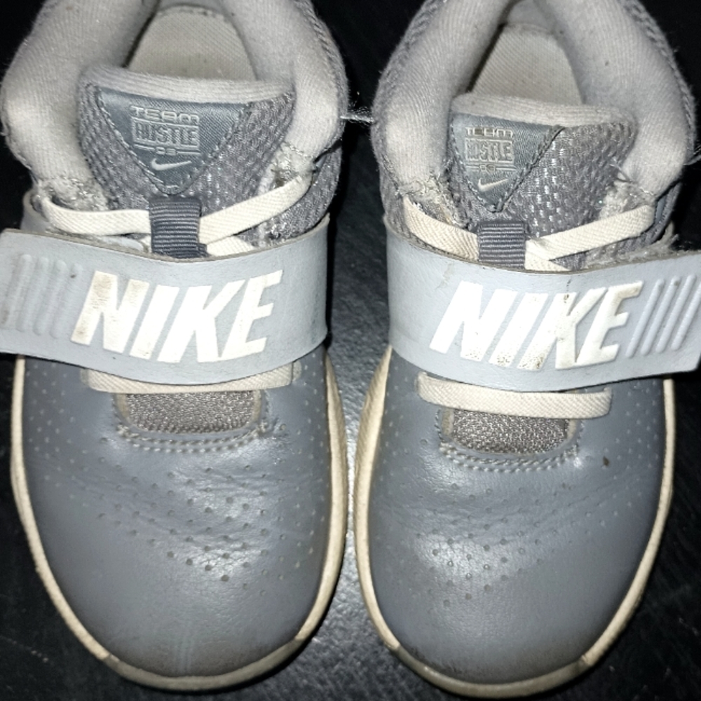NIKE Team Hustle D8 sneakers, gray, size US 10C, 8.5 UK